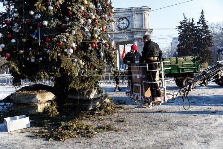 Capitala îşi lasă straiele de sărbătoare. Muncitorii demontează globurile şi ghirlandele (FOTO)
