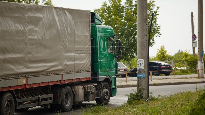 Şoferul unui TIR, VERIFICAT MINUŢIOS de vameşii de la Sculeni. Bărbatul a fost SANCŢIONAT. Ce ascundea în vehicul