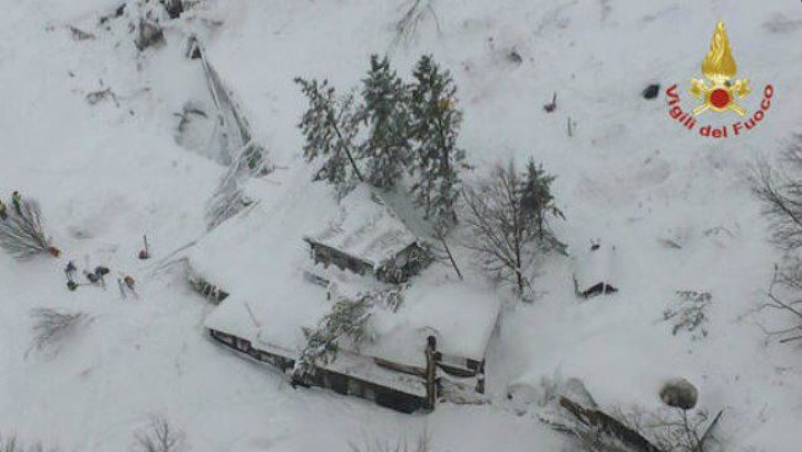 PRIMELE IMAGINI din interiorul hotelului din Italia lovit o avalanşă (FOTO/VIDEO)