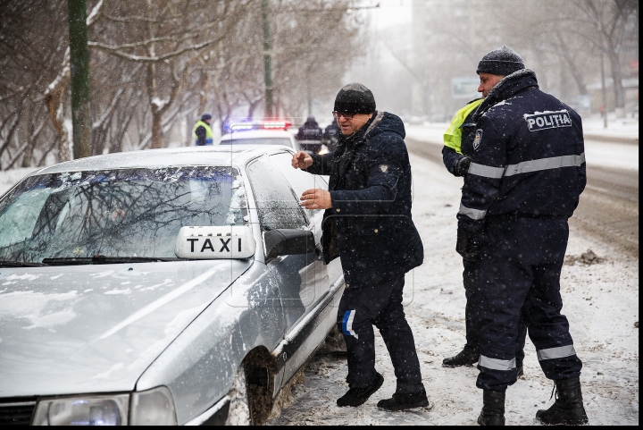 Poliţia de patrulare, cu ochii pe şoferi. Reprezentanţii INP au făcut razii prin Capitală (FOTOREPORT)