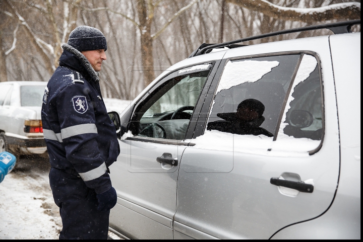 Poliţia de patrulare, cu ochii pe şoferi. Reprezentanţii INP au făcut razii prin Capitală (FOTOREPORT)