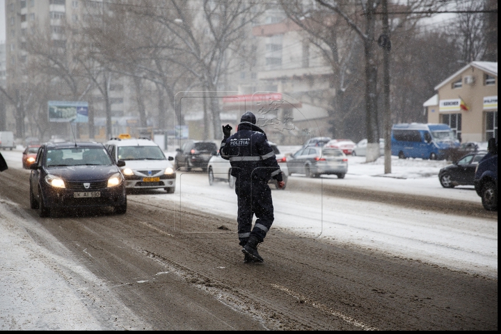 Poliţia de patrulare, cu ochii pe şoferi. Reprezentanţii INP au făcut razii prin Capitală (FOTOREPORT)