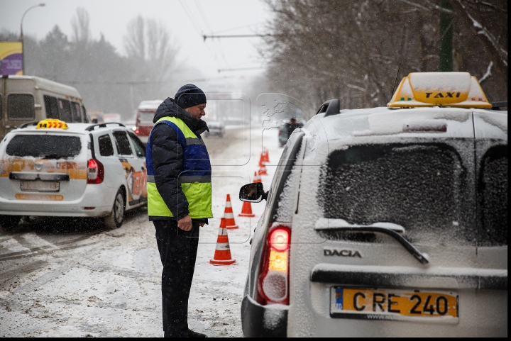 Poliţia de patrulare, cu ochii pe şoferi. Reprezentanţii INP au făcut razii prin Capitală (FOTOREPORT)