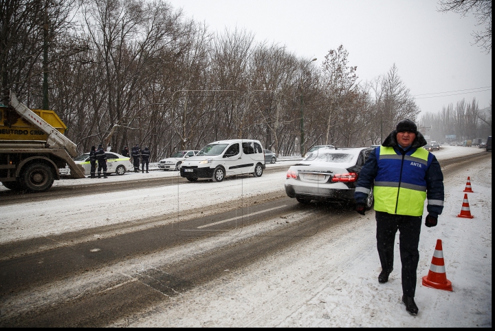 Poliţia de patrulare, cu ochii pe şoferi. Reprezentanţii INP au făcut razii prin Capitală (FOTOREPORT)