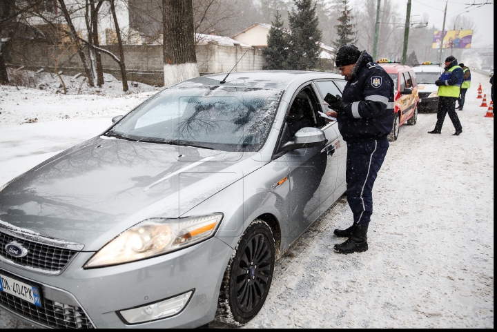 Poliţia de patrulare, cu ochii pe şoferi. Reprezentanţii INP au făcut razii prin Capitală (FOTOREPORT)