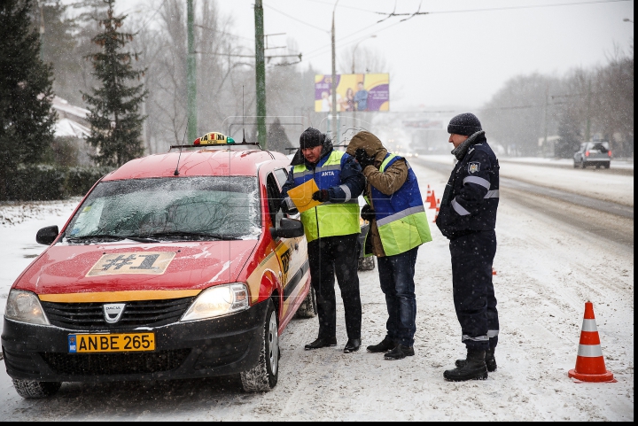 Poliţia de patrulare, cu ochii pe şoferi. Reprezentanţii INP au făcut razii prin Capitală (FOTOREPORT)