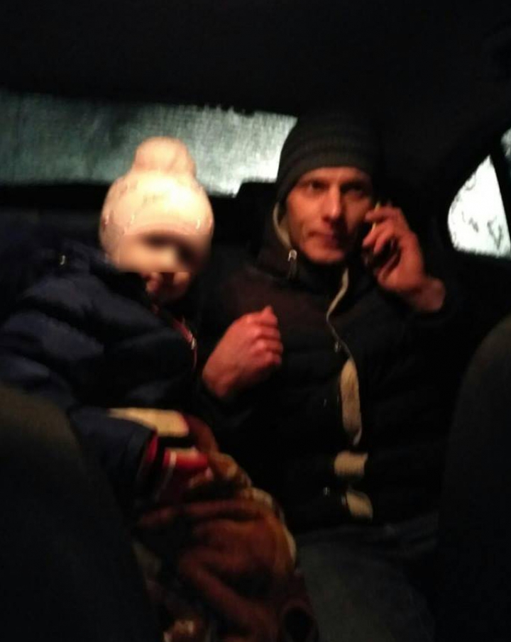 Le-au venit în ajutor! Doi minori care erau singuri pe un traseu din ţară, duşi acasă de poliţişti (FOTO)