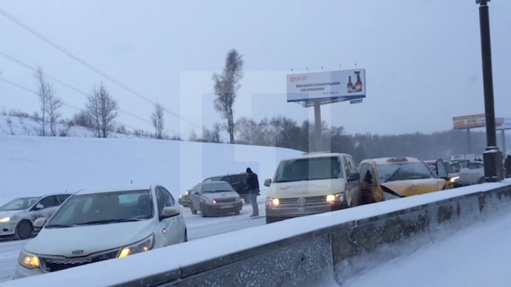 ACCIDENT SCUMP la Moscova! 23 de maşini s-au ciocnit în lanţ din cauza poleiului (VIDEO)