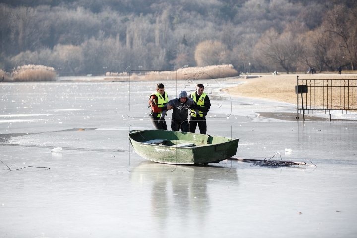 Cum să procedezi dacă nimereşti sub gheață. SFATURILE salvatorilor (FOTOREPORT)