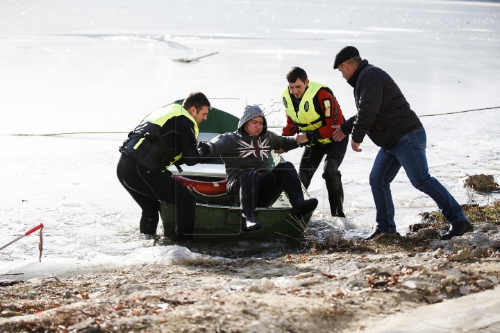 Cum să procedezi dacă nimereşti sub gheață. SFATURILE salvatorilor (FOTOREPORT)