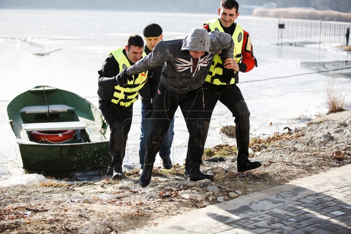 Cum să procedezi dacă nimereşti sub gheață. SFATURILE salvatorilor (FOTOREPORT)