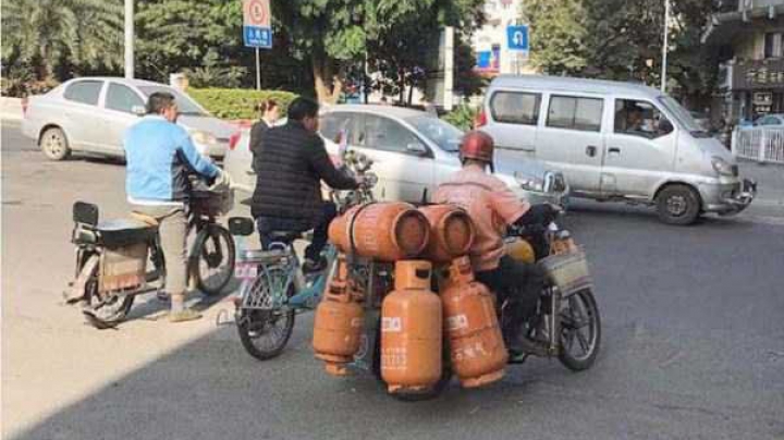 INCREDIBIL! Chinezii sunt maeştrii căratului INEDIT. Ce transportă ei pe două roţi (GALERIE FOTO)