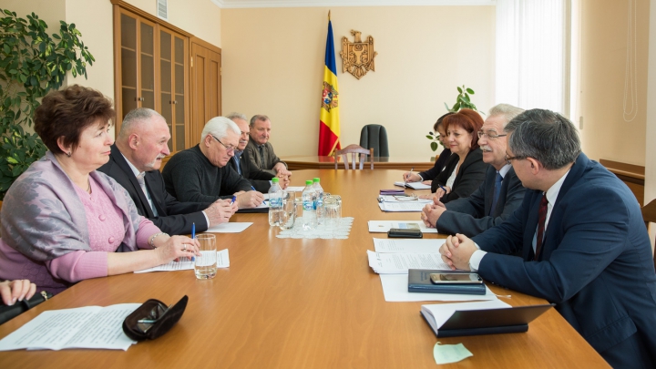 Sindicatele din Educaţie SISTEAZĂ PROTESTELE. Continuă negocierile cu Guvernul