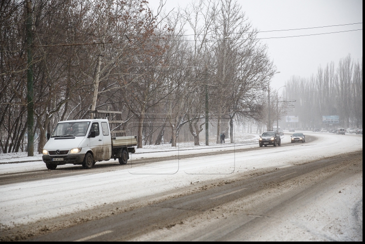 VISCOL PUTERNIC şi NINGE! Iarna a pus stăpânire pe ţară! Cum se circulă în Capitală şi ce spun meteorologii