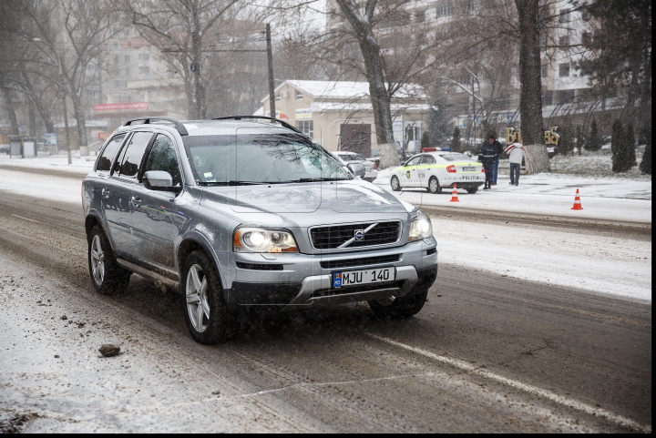 VISCOL PUTERNIC şi NINGE! Iarna a pus stăpânire pe ţară! Cum se circulă în Capitală şi ce spun meteorologii