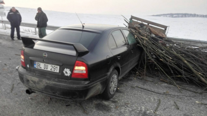 ACCIDENT TERIBIL la Dondușeni: Un automobil Skoda a intrat într-o căruță (FOTO)