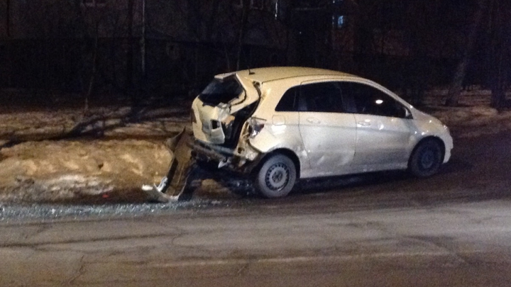 Un Mercedes A-Class, făcut ZOB la Botanica! S-a ciocnit cu un troleibuz de pe ruta 4 (FOTO)