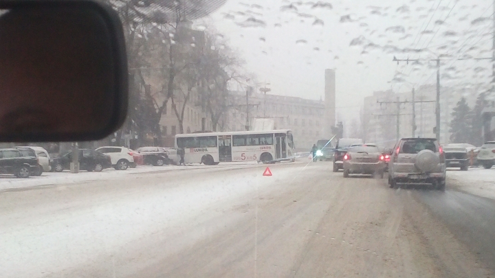 COD PORTOCALIU DE VREME REA. Un autobuz a derapat în Capitală și a lovit mai multe mașini (FOTO)