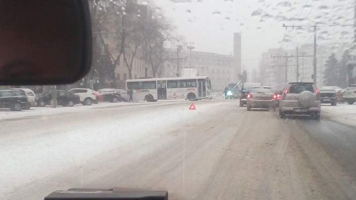 COD PORTOCALIU DE VREME REA. Un autobuz a derapat în Capitală și a lovit mai multe mașini (FOTO)
