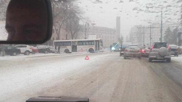 COD PORTOCALIU DE VREME REA. Un autobuz a derapat în Capitală și a lovit mai multe mașini (FOTO)