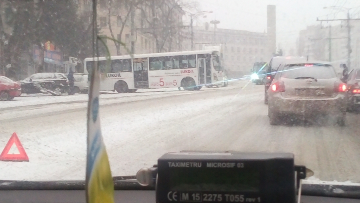 COD PORTOCALIU DE VREME REA. Un autobuz a derapat în Capitală și a lovit mai multe mașini (FOTO)