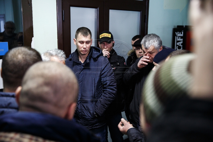 Cozi la biroul vamal din Capitală. Moldovenii se grăbesc să-şi vămuiască și să înregistreze maşinile în ţară (FOTO)