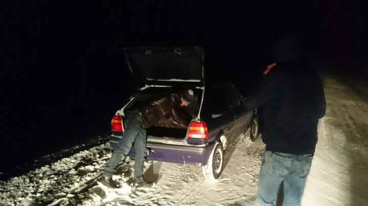 În căutarea VICTIMELOR VISCOLULUI! Mai mulți voluntari cu Jeep-uri SALVEAZĂ prizonieri ai zăpezii (FOTO/VIDEO)