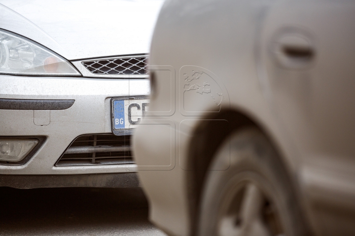 Cozi la biroul vamal din Capitală. Moldovenii se grăbesc să-şi vămuiască și să înregistreze maşinile în ţară (FOTO)