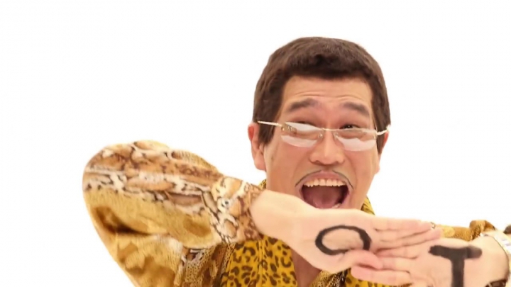 Autorul piesei Pen-Pineapple-Apple-Pen a lansat un nou clip (VIDEO AMUZANT)