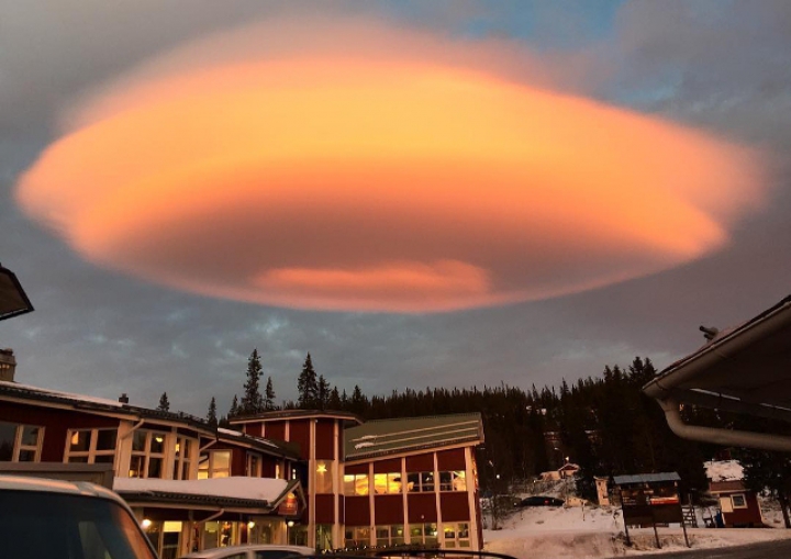 FENOMEN NEOBIŞNUIT! O farfurie zburătoare din nori a plutit deasupra unei staţiuni de schi din Suedia (FOTO)