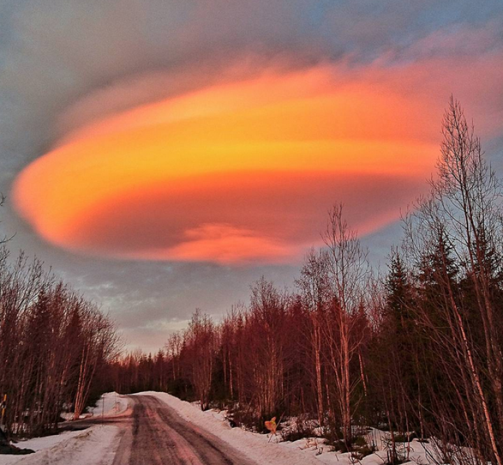 FENOMEN NEOBIŞNUIT! O farfurie zburătoare din nori a plutit deasupra unei staţiuni de schi din Suedia (FOTO)