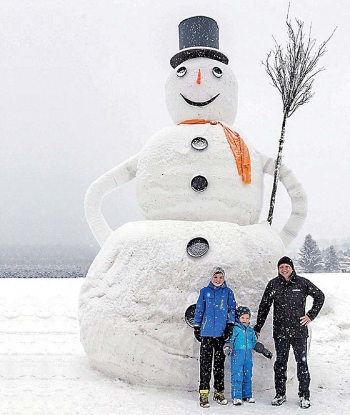 Om de zăpadă uriaș! Cine a creat gigantul de 10 tone (FOTO)