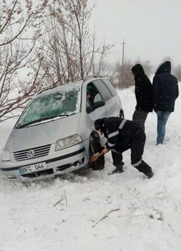 Peste 3.000 de poliţişti au acordat ajutor cetățenilor în urma ninsorilor şi viscolului puternic (FOTO)