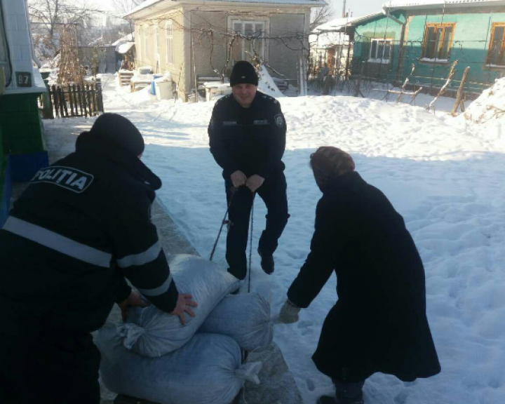 Poliţiştii în SPRIJINUL cetăţenilor! Cum îi ajută pe cei blocaţi în urma viscolului (FOTO)