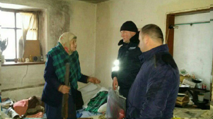 Poliţiştii în SPRIJINUL cetăţenilor! Cum îi ajută pe cei blocaţi în urma viscolului (FOTO)