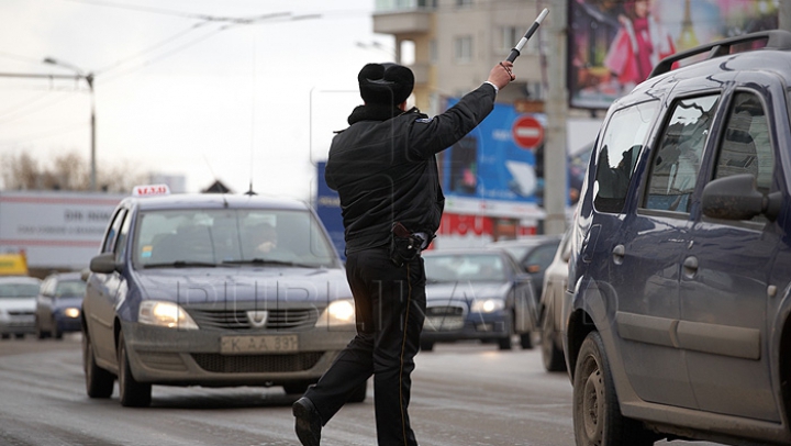 (VIDEO) Ce faci când polițistul ți-a văzut încălcarea? REACȚIE AMUZANTĂ