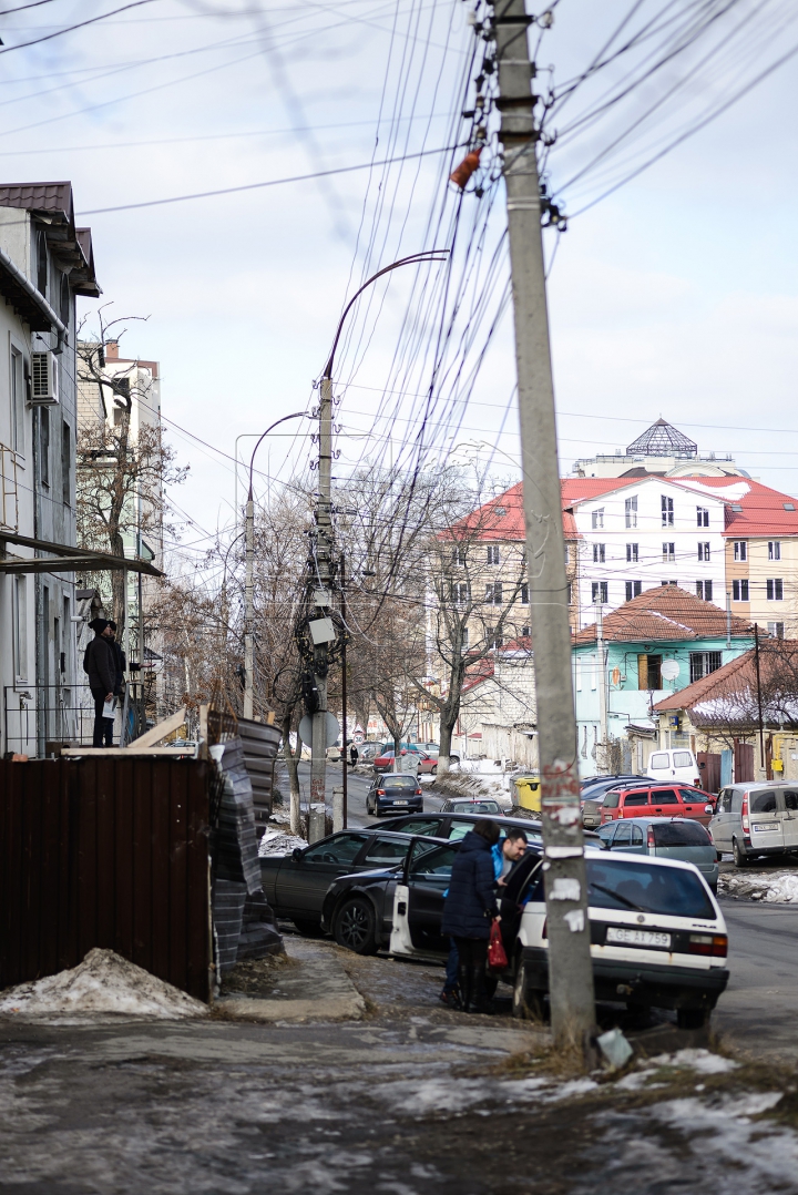 ALARMANT! Sute de stâlpi a rețelei electrice de troleibuze din Capitală pot cădea la prima atingere (FOTOREPORT)