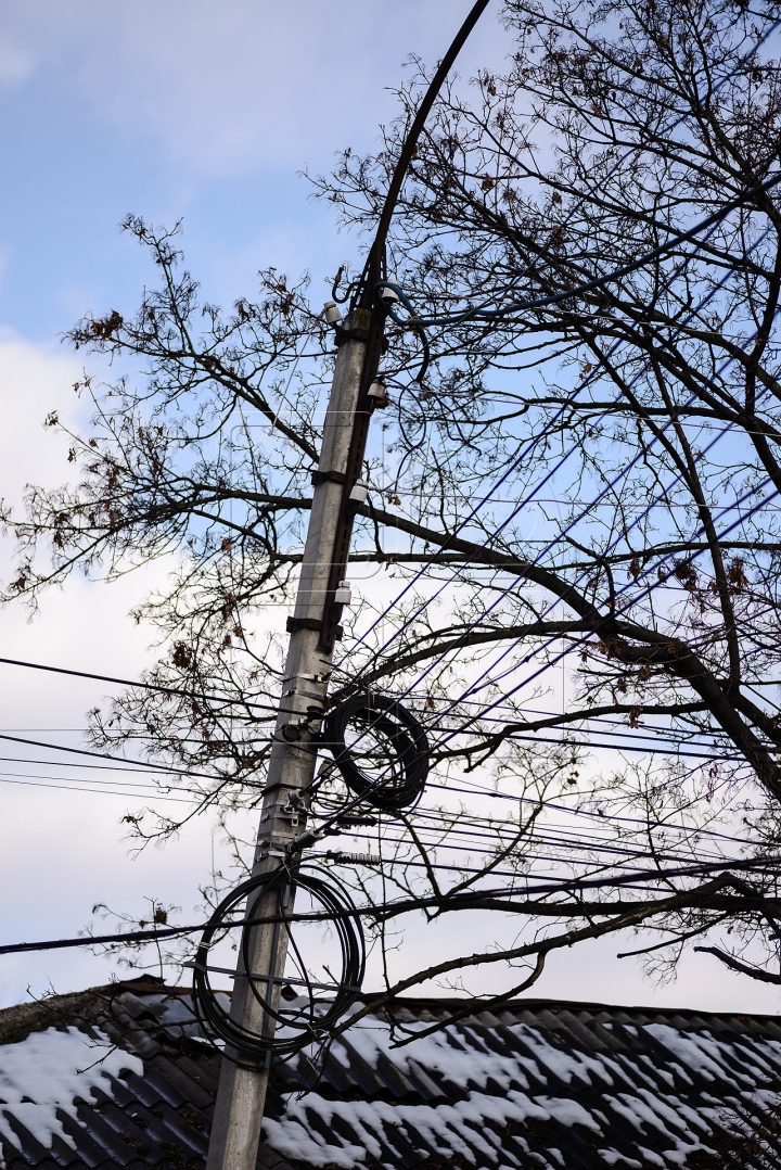 ALARMANT! Sute de stâlpi a rețelei electrice de troleibuze din Capitală pot cădea la prima atingere (FOTOREPORT)