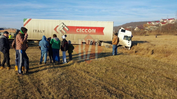 Un TIR înmatriculat în Moldova s-a răsturnat în România. Șoferul era în stare de ebrietate (FOTO/VIDEO)