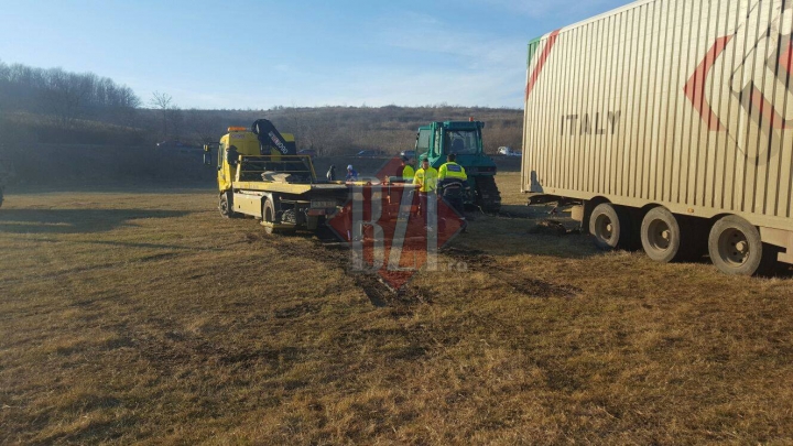 Un TIR înmatriculat în Moldova s-a răsturnat în România. Șoferul era în stare de ebrietate (FOTO/VIDEO)