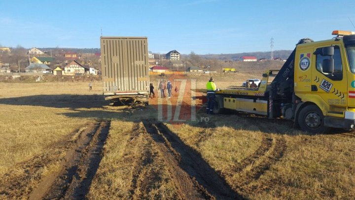 Un TIR înmatriculat în Moldova s-a răsturnat în România. Șoferul era în stare de ebrietate (FOTO/VIDEO)