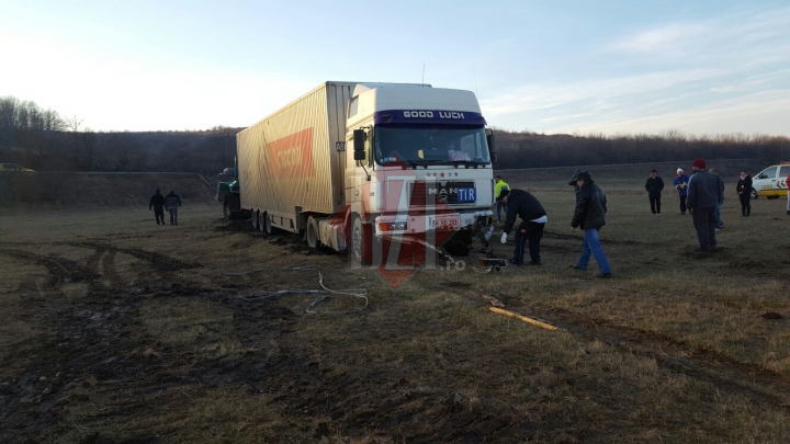 Un TIR înmatriculat în Moldova s-a răsturnat în România. Șoferul era în stare de ebrietate (FOTO/VIDEO)