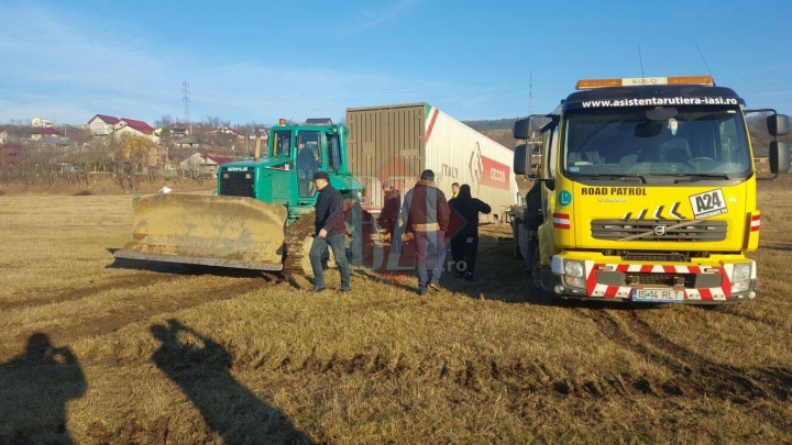 Un TIR înmatriculat în Moldova s-a răsturnat în România. Șoferul era în stare de ebrietate (FOTO/VIDEO)