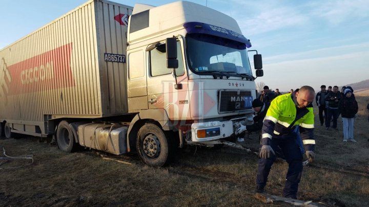 Un TIR înmatriculat în Moldova s-a răsturnat în România. Șoferul era în stare de ebrietate (FOTO/VIDEO)