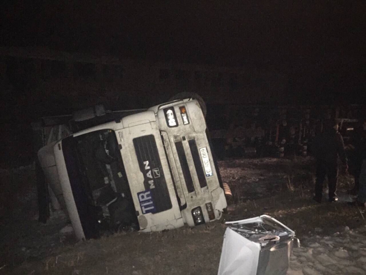 Accident la Slobozia Mare. Un TIR plin cu aragazuri s-a răsturnat într-o râpă (FOTO)