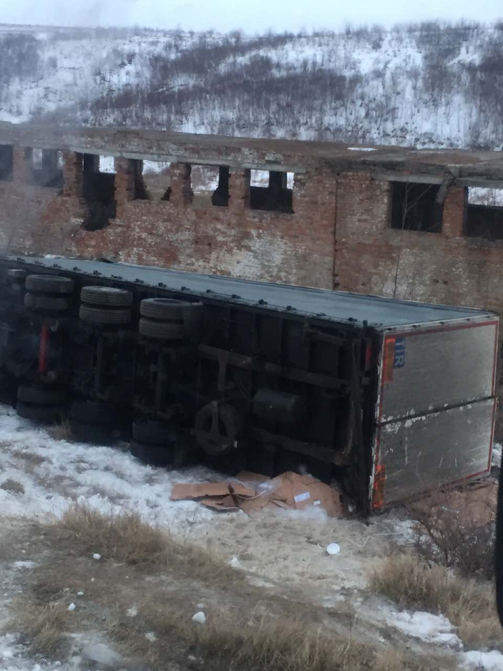 Accident la Slobozia Mare. Un TIR plin cu aragazuri s-a răsturnat într-o râpă (FOTO)