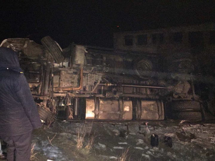 Accident la Slobozia Mare. Un TIR plin cu aragazuri s-a răsturnat într-o râpă (FOTO)