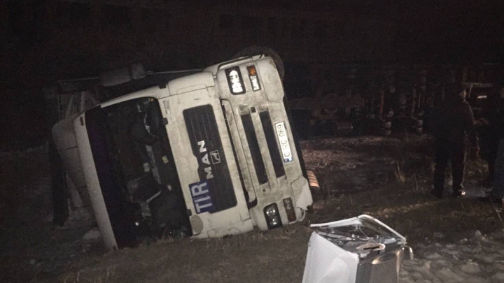 Accident la Slobozia Mare. Un TIR plin cu aragazuri s-a răsturnat într-o râpă (FOTO)