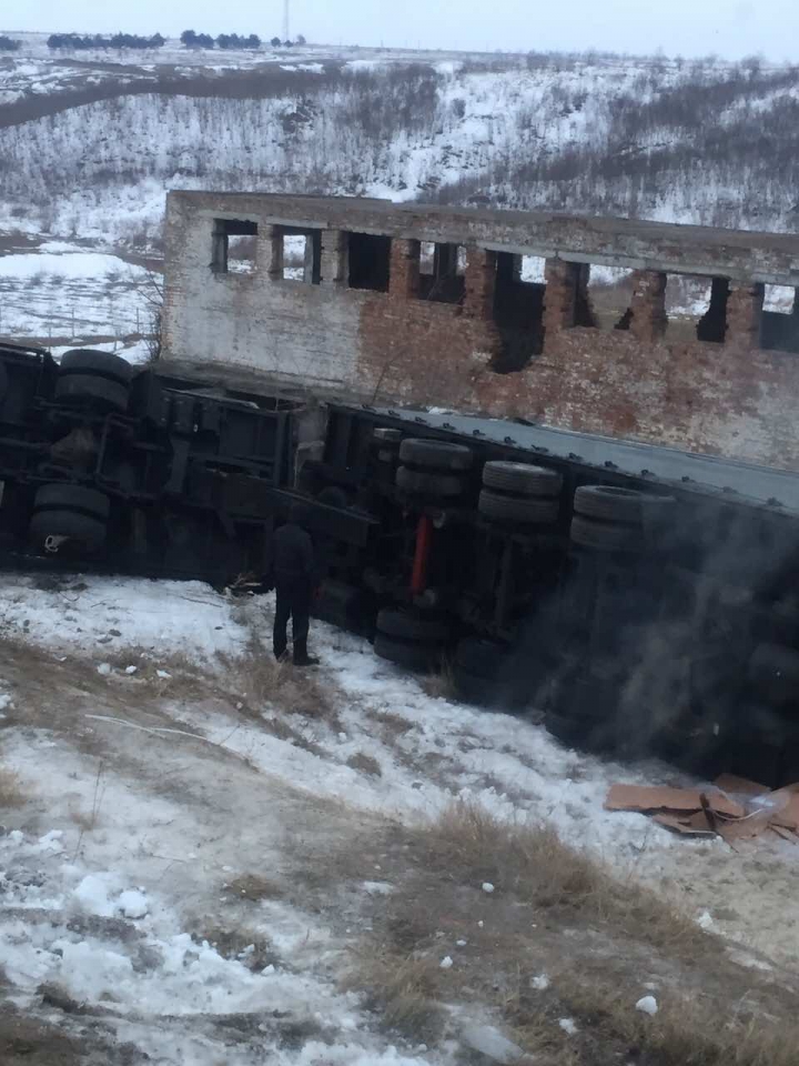 Accident la Slobozia Mare. Un TIR plin cu aragazuri s-a răsturnat într-o râpă (FOTO)