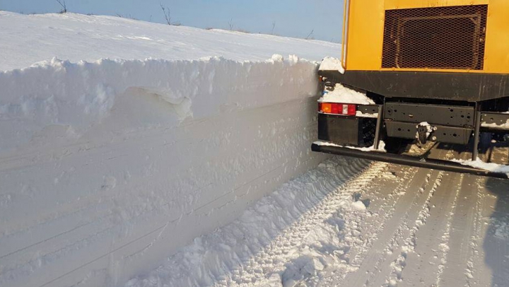 ZĂPADĂ de aproape TREI METRI în Moldova. Cât de greu se deszăpezesc drumurile (FOTO)